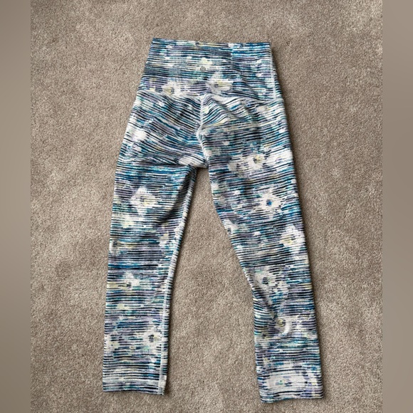 Lululemon Wunder Under Crop (Hi Rise). Size 6. Excellent condition. - Picture 5 of 7